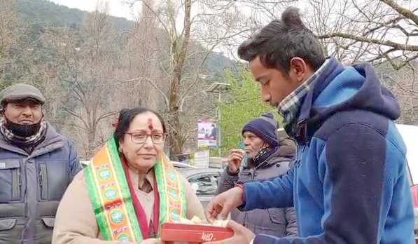 भाजपा से टिकट मिलने के बाद नैनीताल पहुंची सरिता आर्य, कार्यकर्ताओं ने की मिठाई वितरित