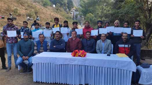 Latest Nainital News : युवाओं को पैराग्लाइडिंग पायलट बनाने के लिए हैरतअंगेज़ पहल