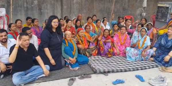 रामनगर में डंपरों से परेशान ग्रामीणों का फूटा गुस्सा, विधायक-सांसद के खिलाफ नारेबाजी