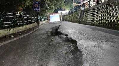 नैनीताल की लोअर मॉलरोड खतरे में!  सड़क पर नई दरारों से बढ़ी टेंशन
