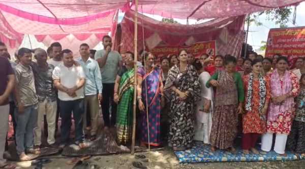 कालाढूंगी में शराब की दुकानों के खिलाफ प्रदर्शन, पांचवें दिन भी जारी धरना 