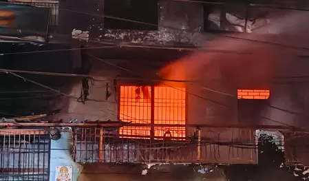 AC सर्विस सेंटर में आग का तांडव..जिंदा जल गया बुजुर्ग, धमाकों से दहला पूरा इलाका!