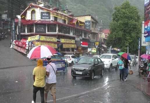 नैनीताल में भारी बारिश का असर , पर्यटक सीजन पर लगा ब्रेक 