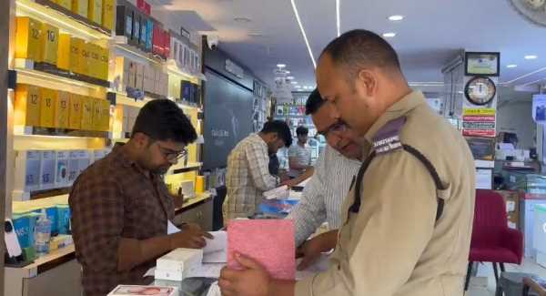 उत्तराखंड.. GST विभाग की बड़ी कार्रवाई, मोबाइल की 10 दुकानों पर एक साथ छापेमारी !!