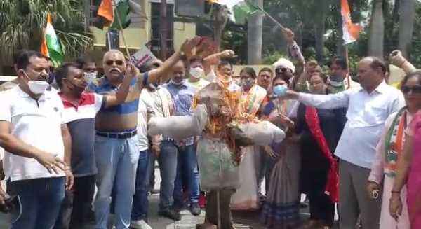 हल्द्वानी मे कांग्रेस ने फूकां सांसद का पुतला