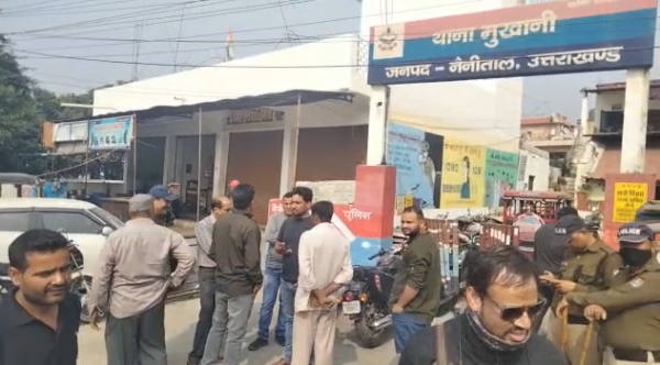 Latest Haldwani News: इन दो गुटों के बीच का विवाद पहुंचा मुखानी थाने, थाने में लगा जमावड़ा 