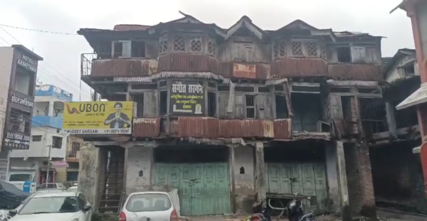 डीएम का बड़ा आदेश,  जर्जर भवनों पर होगी सख्त कार्रवाई!!
