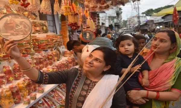 हरिद्वार बाजार में करवाचौथ की रौनक, सुहागिनों में दिखा उत्साह