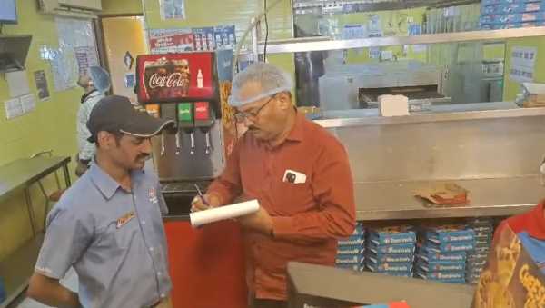 हल्द्वानी में फूड सेफ्टी विभाग की छापेमारी, पिज़्ज़ा स्टोर्स पर सख्ती और सैंपल जांच शुरू