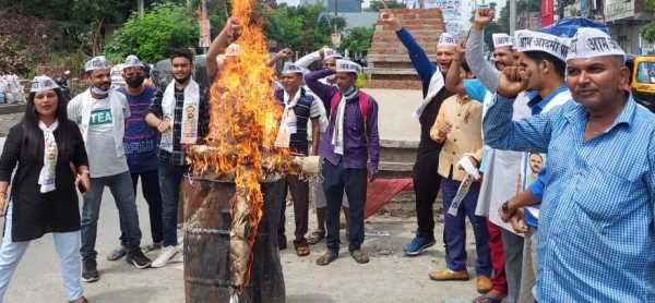 ओपन यूनिवर्सिटी में हुई अवैध नियुक्तियों के खिलाफ आम आदमी पार्टी का विरोेध प्रदर्शन 