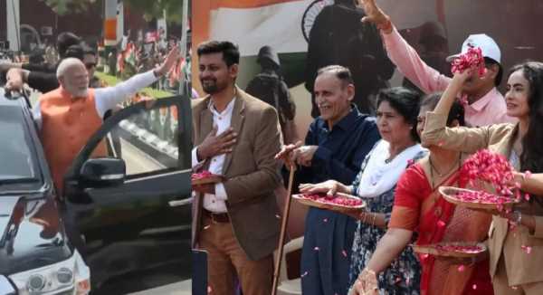  वडोदरा में PM मोदी का मेगा रोड शो, लोगों ने किया जोरदार स्वागत