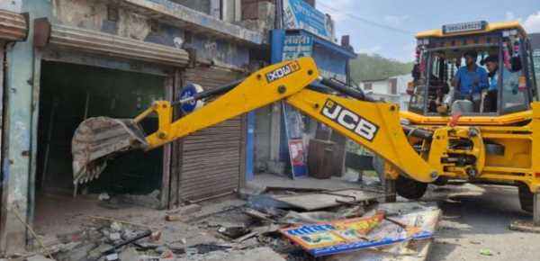 प्रशासन एक्शन मोड में, कलसिया पुल के आसपास अतिक्रमण ध्वस्त