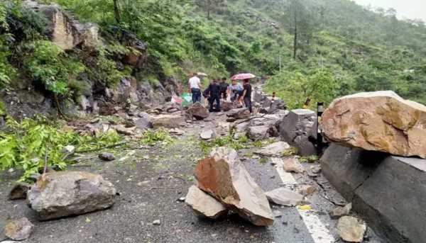 अल्मोड़ा हल्द्वानी एनएच पर गिरे भारी मात्रा में बोल्डर बड़ा हादसा टला 