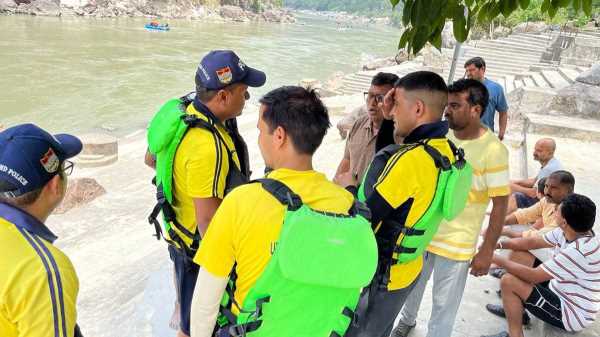  गंगा में डूबे नोएडा के दो पर्यटक , चार को पुलिस टीम ने बचाया  