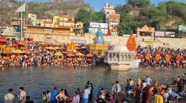 गुरु पूर्णिमा : हरिद्वार में श्रद्धालुओं ने लगाई आस्था की डुबकी