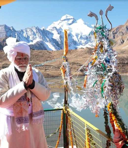 PM MODI IN UTTARAKHAND: पार्वती कुंड में पूजा-अर्चना,पारंपरिक वाद्य यंत्र ढोल बजाया; बच्चों से मिले पीएम !