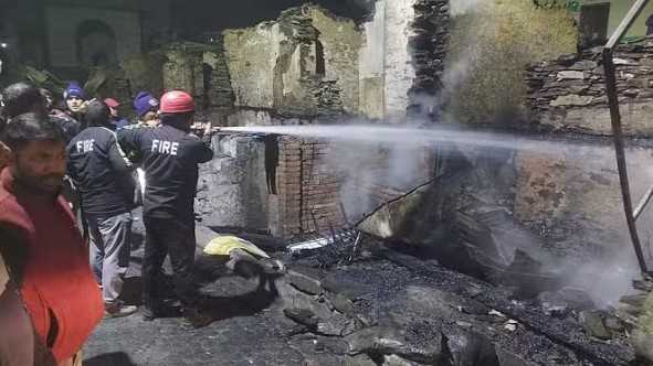 Uttarkashi: लक्ष्मीनारायण मंदिर के पास फिर भड़की आग, पांच दुकानें और सात मकान जलकर हुए थे राख