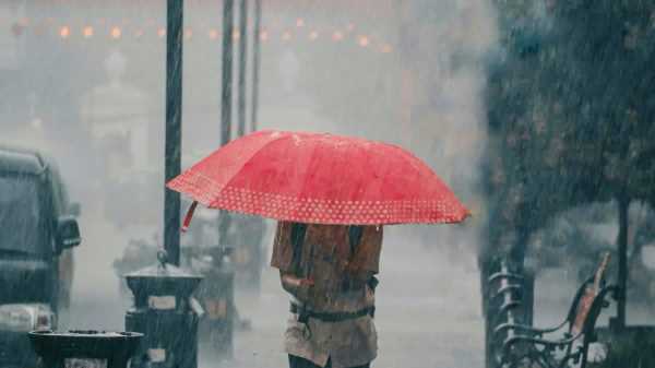 भारी बारिश से हाहाकार! 8 जिलों में स्कूल बंद