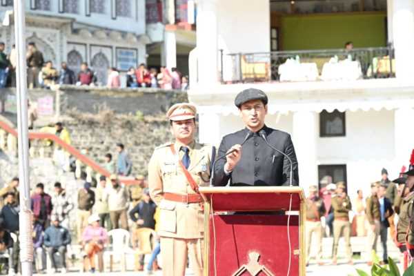 नैनीताल में आज धूमधाम से मनाया गया गणतंत्र दिवस कुमाऊं कमिश्नर ने फहराया झंडा  