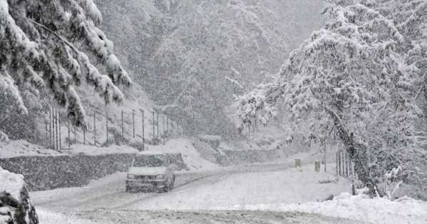 नैनीताल में शुरू हुई बर्फ़बारी, ठंड से बढ़ी ठिठुरन