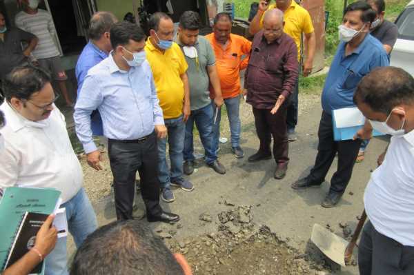 उत्तराखंड के मंत्री बंशीधर भगत ने किया सड़क मरम्मत कार्यो का निरीक्षण, अधिकारीयों को दिए ये निर्देश