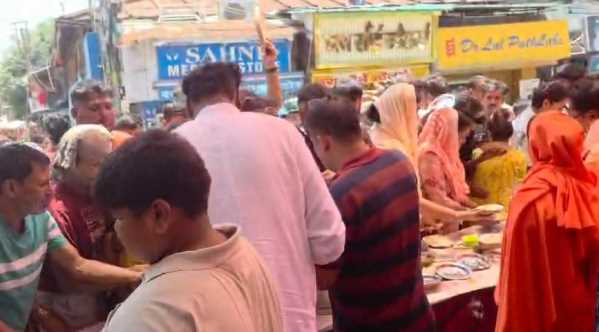 बाबा के भक्तों ने किया कमाल! हल्द्वानी शहर में किया भंडारा वितरण 