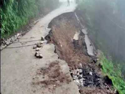 landslide in rudraprayag: रुद्रप्रयाग में भूस्खलन से ग्रामीणों में मची अफरा-तफरी, घरों में दरारे पड़ने से बढ़ रही मुश्किलें 