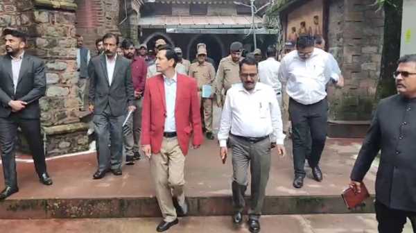  नैनीताल में बड़ा निरीक्षण: धीमी कार्यप्रणाली पर आयुक्त नाराज़!!