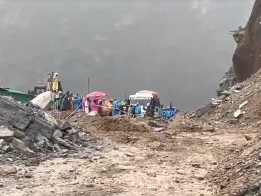 चारधाम यात्रा में मातम! चलती बस पर गिरा विशाल बोल्डर