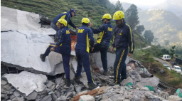 Landslide: पहाड़ो में बरकरार है भूस्खलन का खतरा, अब मलबे की चपेट में आने से मकान ढहा, महिला की हुई मौत 