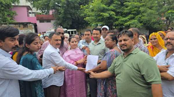 स्मार्ट मीटर बना 'झटका मीटर'! बढ़े बिजली बिलों पर सड़कों पर उतरे लोग!!