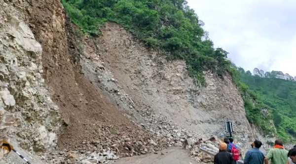 केदारनाथ हाईवे की पहाड़ियों पर लगातार हो रहा है भूस्खलन