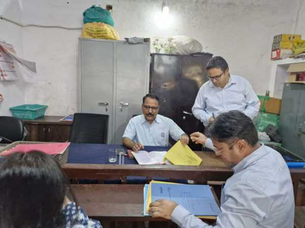 डीएम की अचानक छापेमारी से तहसील में हड़कंप,  कई अराइज़ नवीस मौके से गायब!!