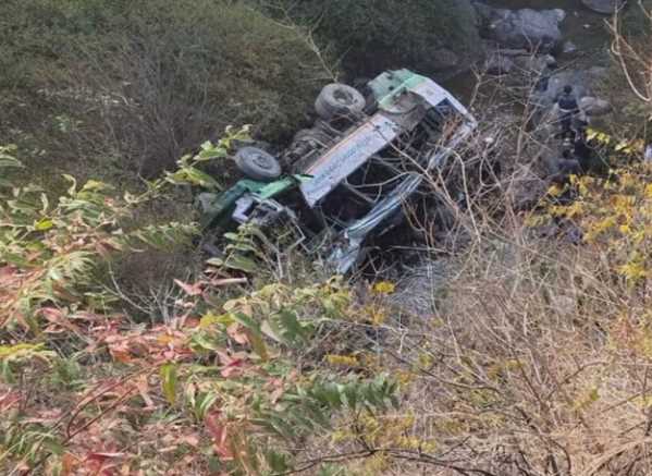 उत्तराखंड..खाई में गिरी बस, दर्दनाक हादसे में 3 की मौत..30 से ज्यादा घायल !