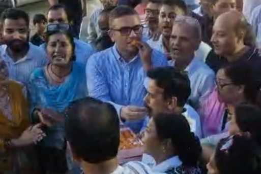 हल्द्वानी में कांग्रेस ने बांटे लड्डू शिक्षा मंत्री के इस्तीफे पर जश्न
