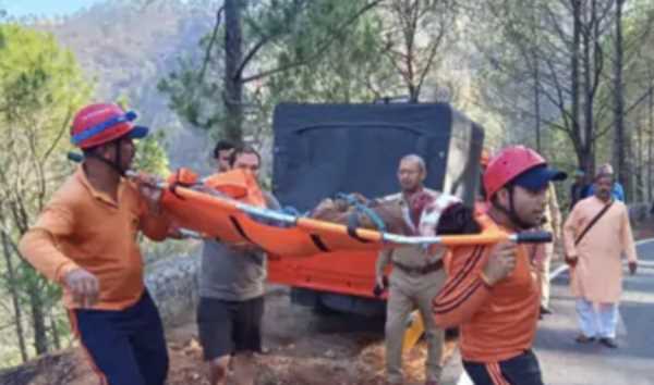 मौत बनकर सामने आई खाई! गहरी खाई में गिरी स्कूटी