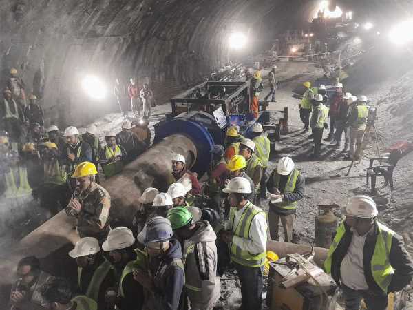  Uttarkashi Tunnel Rescue: ऑगर मशीन में दिक्कत आने से रेस्क्यू ऑपरेशन को लगा बड़ा झटका, सभी अधिकारी हुए मायूस !