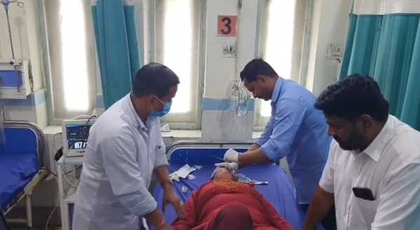 रामनगर में सड़क किनारे बेहोश पड़ी युवती, देर तक तमाशा देखते रहे लोग