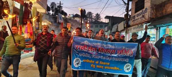 रानीखेत को जिला बनाने की मांग तेज़, नागरिकों ने निकाला मशाल जुलूस !