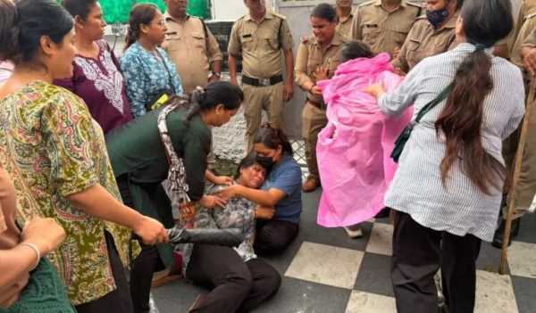 नर्सिंग भर्ती परीक्षा रद्द करने की मांग पर प्रदर्शन, चार महिला अभ्यर्थियों की तबीयत बिगड़ी
