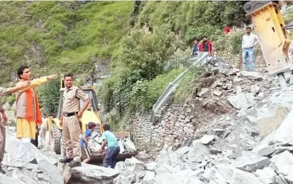 Landslide: मसूरी लंढौर के पास भूस्खलन, कर्णप्रयाग में हाईवे बंद होने से फंसे यात्री