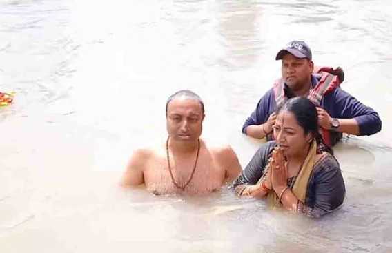 हरकी पैड़ी पहुंचीं दिल्ली की मुख्यमंत्री रेखा गुप्ता, पति संग लगाई गंगा में आस्था की डुबकी