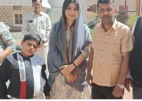 Dimple Yadav In Kainchi Dham:अखिलेश यादव की पत्नी डिंपल यादव पहुंची कैंची धाम, बाबा नीम करौली के किए दर्शन !