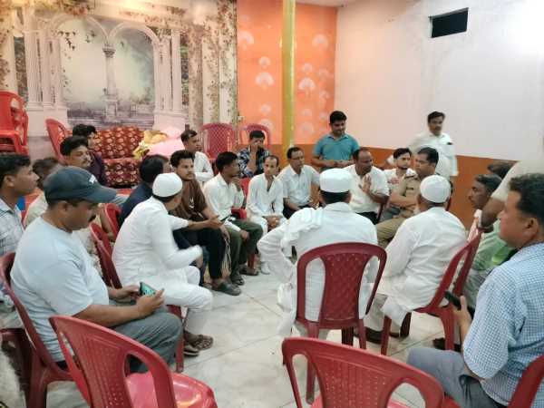 पिता की मौत के बाद बिगड़े हालात, बारातियों को छतों से भागना पड़ा