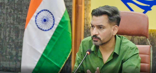DM का बैंकों पर बड़ा एक्शन! जनता को किया परेशान तो होगी कड़ी कार्रवाई