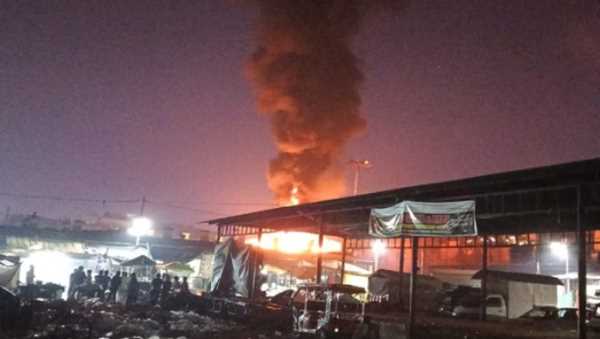 निरंजनपुर मंडी में दीपावली की रात दुकानों में लगी भीषण आग, लाखों के नुकसान की आशंका
