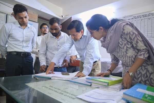 मानसून पर हाई अलर्ट! कुमाऊं आयुक्त दीपक रावत का आपदा कंट्रोल रूम पर औचक निरिक्षण