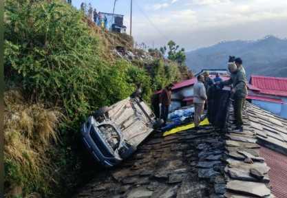 दर्दनाक हादसा !! कार मकान की छत पर गिरी, चालक की मौके पर मौत