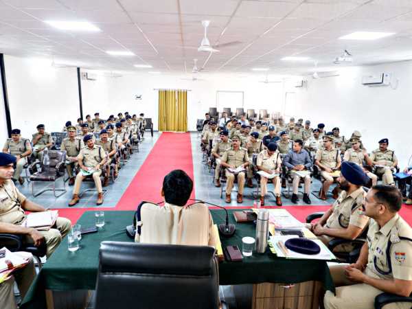 Haldwani News: हल्द्वानी मे आज पुलिस विभाग की मासिक अपराध बैठक हुई आयोजित, इन पुलिस कर्मियों को किया गया सम्मानित 