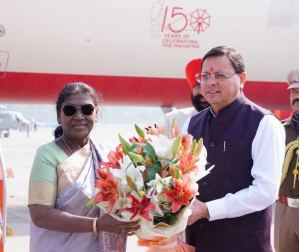 राष्ट्रपति द्रौपदी मुर्मू पहुंचीं उत्तराखंड, सीएम धामी और राज्यपाल गुरमीत सिंह ने एयरपोर्ट पर किया स्वागत!